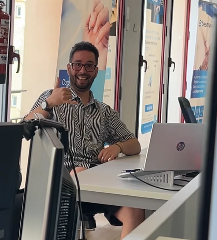 Jordi Trilles haciendo el gesto de «llámame» en la oficina