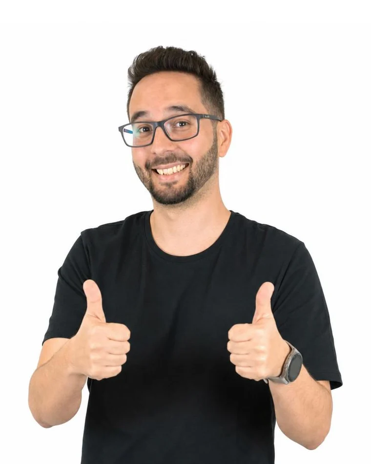 Alguien del equipo de BeServices, con camiseta negra, levanta los dos pulgares sonriendo a cámara