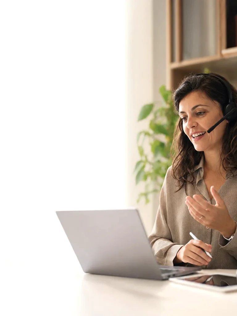 Especialista de soporte de BeServices con auriculares en una videollamada